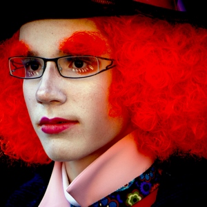Homme déguisé avec une perruque orange et des lunettes - Belgique  - collection de photos clin d'oeil, catégorie portraits